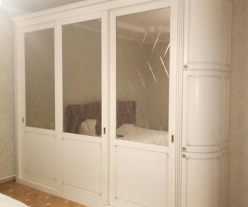 шкаф в спальню с гнутыми фасадасми и гравировкой стекла